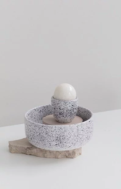 Tasse Aoomi Mess de 330 ml placée dans un bol de la même couleur.