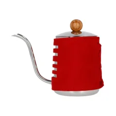 Bouilloire Barista Space à col de cygne en rouge attrayant avec une capacité de 550 ml, idéale pour un versement précis de l'eau lors de la préparation du café.
