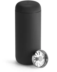 Mug isotherme noir Fellow Carter Move Mug d'une capacité de 473 ml, adapté pour une poussette, idéal pour voyager.