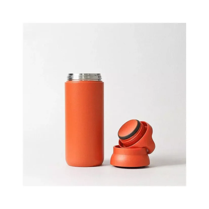 La bouteille isotherme orange Kinto Day Off d'une capacité de 500 ml est le compagnon idéal pour vos voyages, qui maintiendra vos boissons chaudes ou froides pendant longtemps.