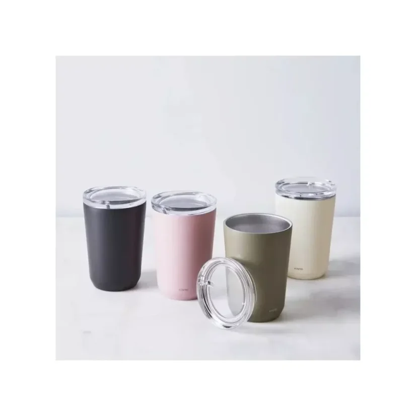 Le gobelet isotherme Kinto To Go Tumbler en élégant argent de 360 ml est idéal pour les amateurs de café en déplacement et est fabriqué sans BPA.