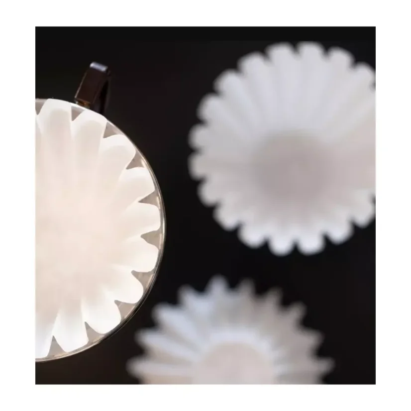 Les filtres en papier Kalita Wave 185 blancs sont un choix idéal pour préparer un café délicieux avec un filtrage parfait. L'emballage contient 100 filtres pour votre utilisation quotidienne.