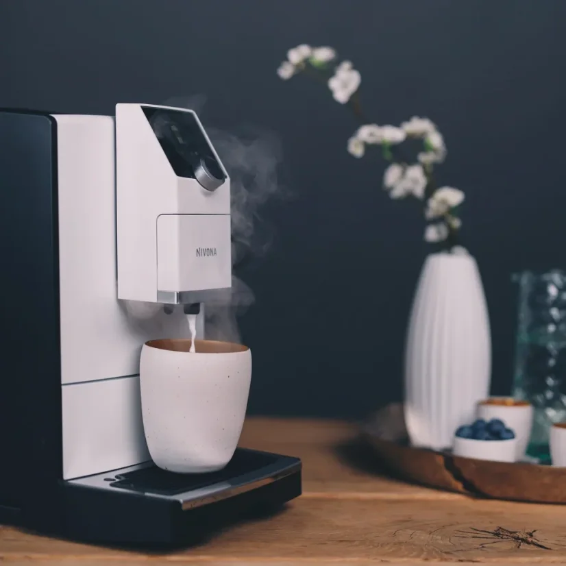 Machine à café automatique Nivona NICR 796 avec fonction de moussage de lait pour la préparation de boissons lactées.