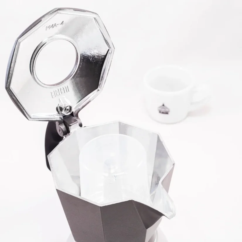 Moka kanvica Bialetti Brikka Induction 4 šálky s objemom 150 ml, ideálna na prípravu silného a aromatického espressa.