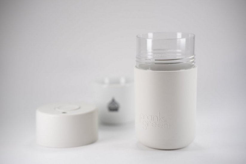 Frank Green Original thermo mug in Cloud colour with a volume of 340 ml, next to the lid and cup with the Spa Coffee logo