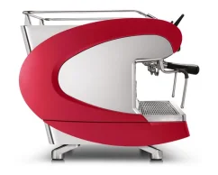 Červený profesionálny pákový kávovar Nuova Simonelli Aurelia Wave 3GR s multifunkčnou hlavou kávovaru.