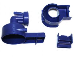 Dräi donkelblo Plastikdeeler vun der Mixer-Baugrupp: e Knéistéck, eng Kuvertür mat engem Lach an e Grëff. Dräi donkelblo Plastikdeeler vun der Mixer-Baugrupp: e Knéistéck, eng Kuvertür mat engem Lach an e Grëff.