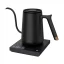 Timemore Fish Smart Pour Over Thin je elegantný digitálny rýchlovarný kanvica čiernej farby, ktorá disponuje funkciou automatického vypnutia pre zvýšenie bezpečnosti.