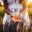 Bouteille d'huile essentielle de lavande, 100 % naturelle, d'un volume de 10 ml avec un parfum floral.