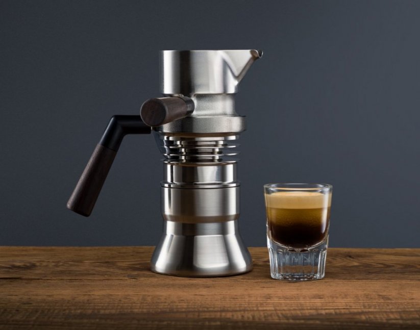 Kaffeemaschine 9Barista mit Espresso auf einem Holztisch.