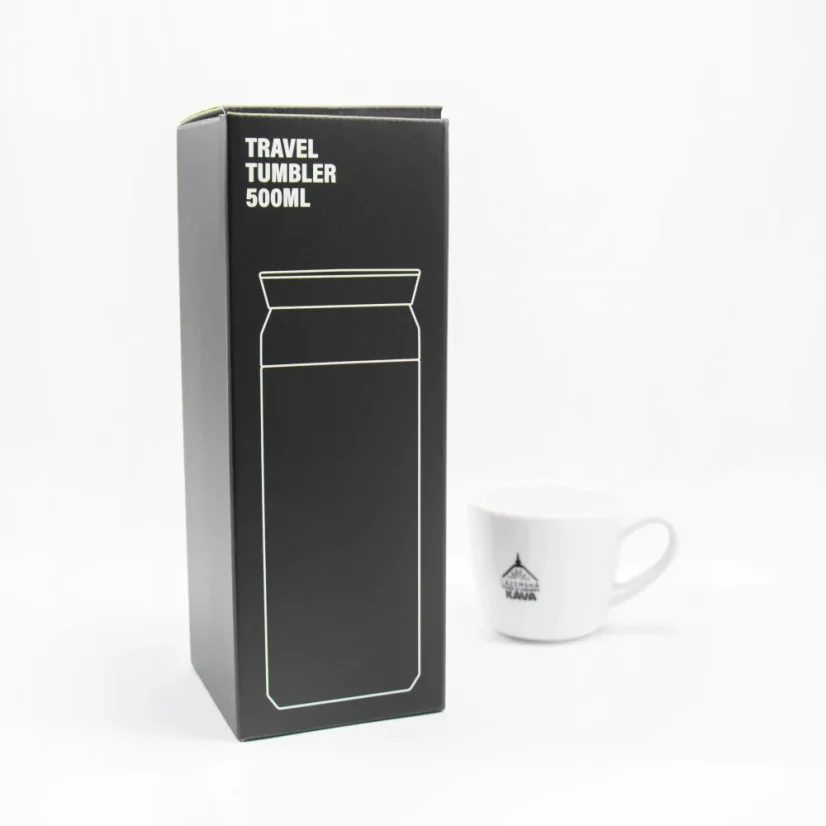 Edelstahl-Thermosflasche Kinto mit einem Volumen von 500 ml in Originalverpackung auf weißem Hintergrund mit einer Tasse Kaffee