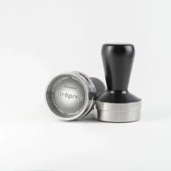 Tamper de 58,4 mm en color negro. Tamper de 58,4 mm en color negro.