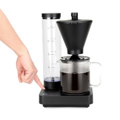 Cafetera de goteo Wilfa Performance Compact CM8B-A100 en color negro.