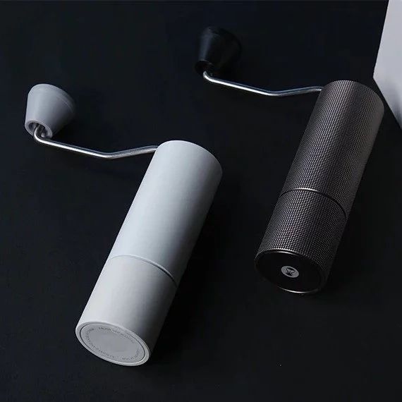 Biely a čierny mlynček Timemore Chestnut C2 Max na ručné mletie kávy.