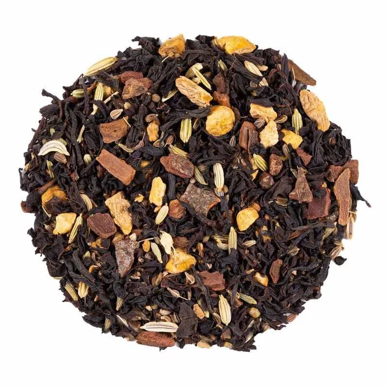Vysypaná zmes čierneho čaju Chai Black Tea na bielom pozadí, pohľad zhora