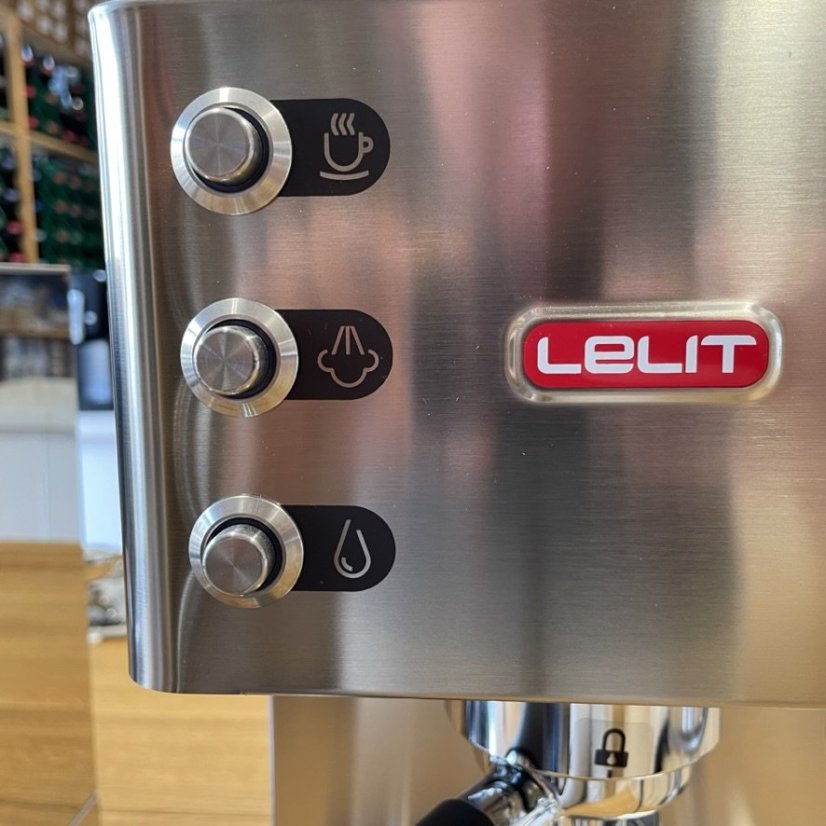 Domáci pákový kávovar Lelit Victoria PL91T umožňuje pripraviť dve šálky kávy naraz.