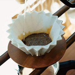 Egouttoir blanc origami dans la préparation du café filtre.