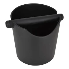 Plastový čierny odklepávač vo forme vedierka na bielom pozadí