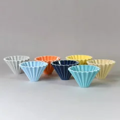 Tyrkysowy dripper origami przynosi stylowy design dla miłośników kawy.