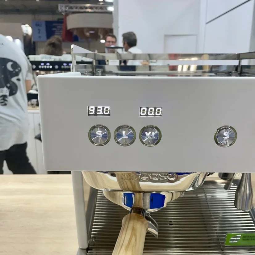 Machine à café à levier domestique Ascaso Baby T Plus de couleur Cloud White avec un réservoir d'eau de 2 litres.