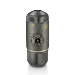 Limitovaná edícia cestovného kávovaru Wacaco Nanopresso - Dark Souls Grey. Limitovaná edícia cestovného kávovaru Wacaco Nanopresso - Dark Souls Grey.