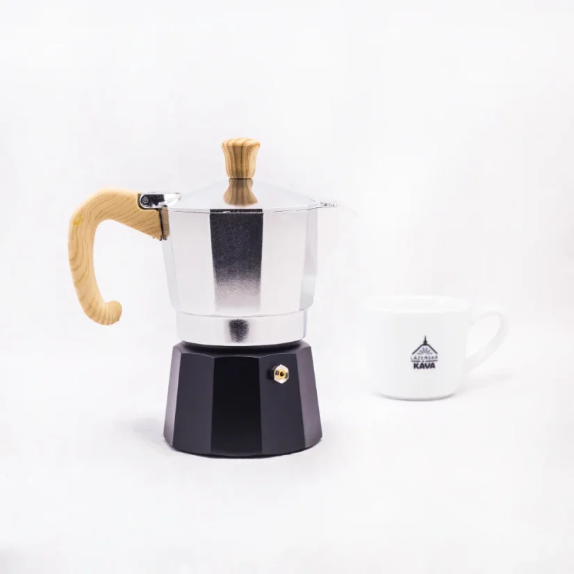 Moka kanvica s drevenou rukoväťou pre 3 porcie kávy značky Forever Miss Moka s porcelánovým šálkom v pozadí.