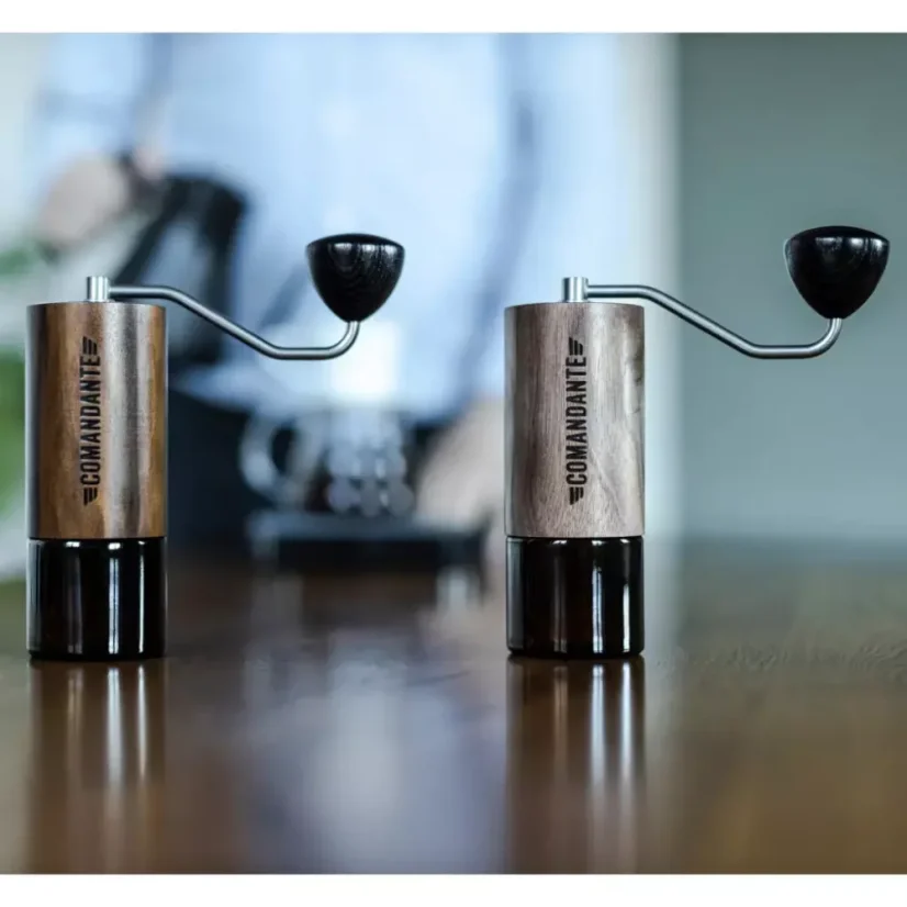 The Comandante C40 MK4 Nitro Liquid Amber hand coffee grinder has a hopper capacity of 40 grams, perfect for lovers of freshly ground coffee.