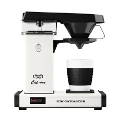 Pákový kávovar Moccamaster Cup One od značky Technivorm v bielej farbe z materiálu z nerezovej ocele. Pákový kávovar Moccamaster Cup One od značky Technivorm v bielej farbe z materiálu z nerezovej ocele.