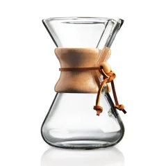 Chemex en verre avec poignée en bois et lien en cuir.