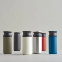 Kinto Travel Tumbler thermal mug in black with a capacity of 500 ml, ideal for travel.