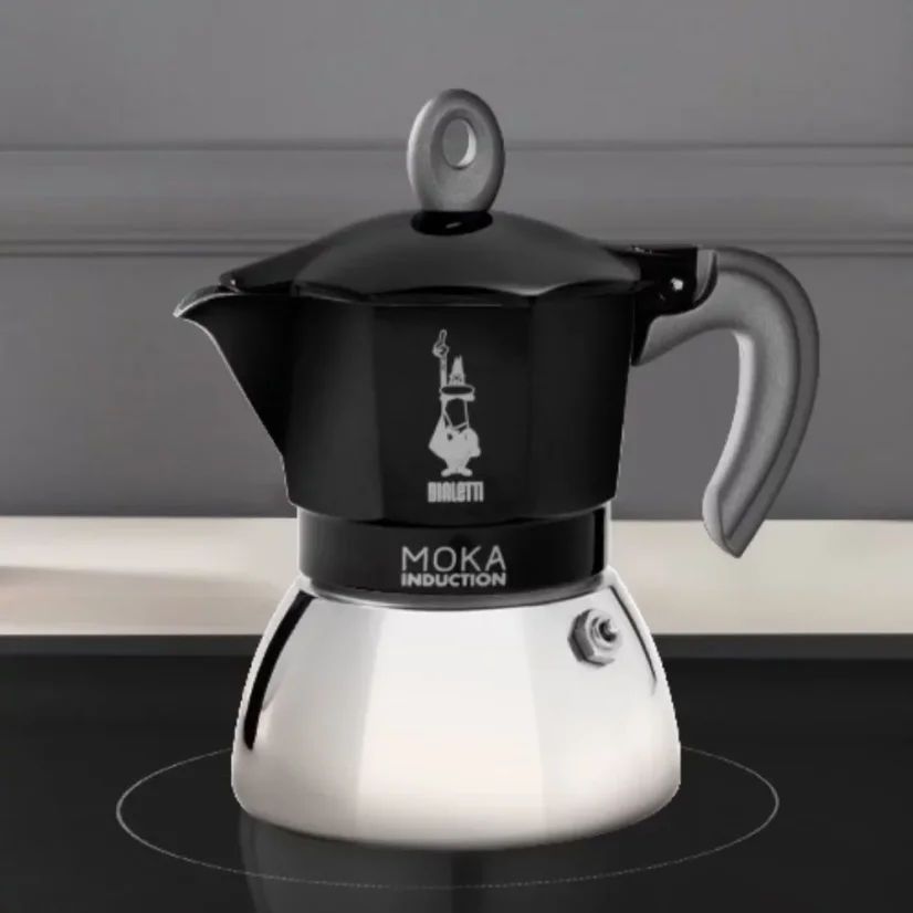 Hliníková moka kanvica talianskej značky Bialetti na indukčnej doske