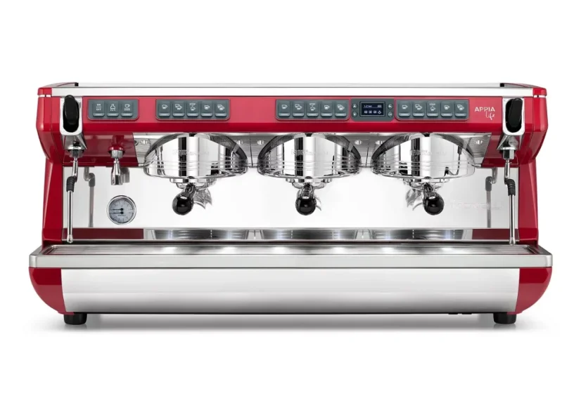 Červený profesionálny pákový kávovar Nuova Simonelli Appia Life XT 3GR s nastaviteľným dávkovaním.