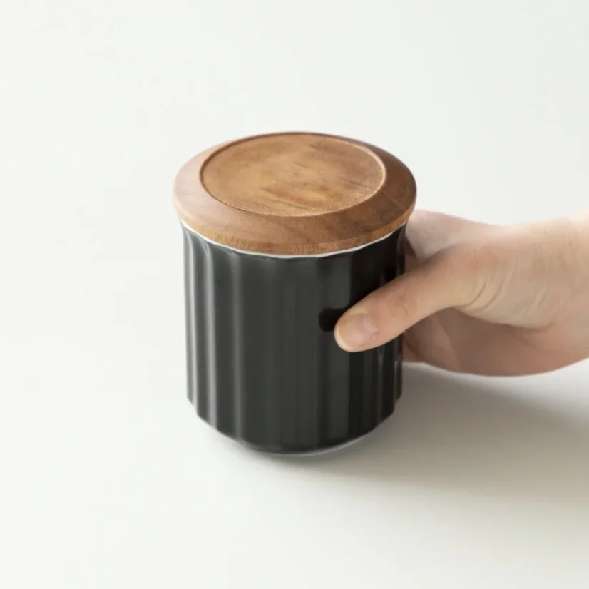 Récipient en porcelaine pour le café dans la main