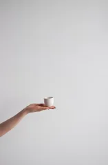 Mug en porcelaine blanche Aoomi Dust Mug 04 d'une capacité de 80 ml au design minimaliste.