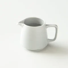 Grijze koffieserver voor gefilterde koffie.