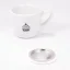 Guarnizione e filtro di ricambio Bialetti accanto a una tazza di caffè con logo. Guarnizione e filtro di ricambio Bialetti accanto a una tazza di caffè con logo.