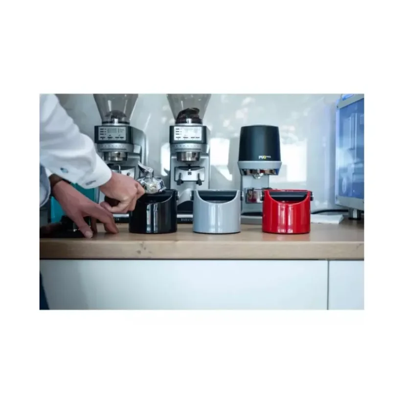 The JoeFrex Basic black knock box is made of silicone, ensuring effective and comfortable knocking out of the coffee puck.