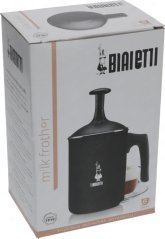 Këscht vum Bialetti Mëllechschaimer mat enger Foto vun engem Kännchen an enger Taass Kaffi mat Mëllech