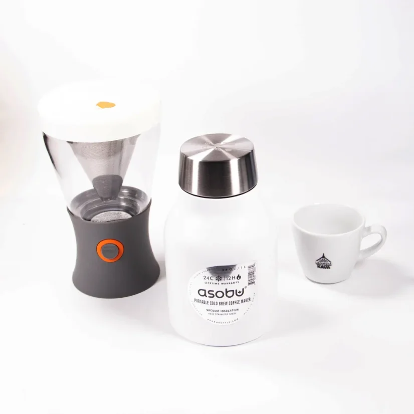 Container for prepared cold brew, which also serves for storing prepared coffee or as a travel mug.