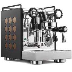 Kompakt otthoni karos kávéfőző Rocket Espresso Appartamento fekete színben réz részletekkel, amely lehetőséget biztosít forró tej elkészítésére.