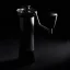 Strieborný ručný mlynček na kávu pre domáce použitie značky Kinu M47 Classic v tmavom priestore
