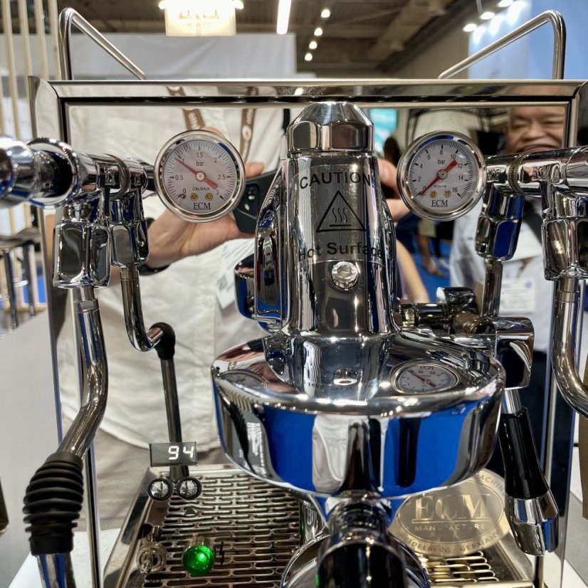Lever coffee machine ECM Classika PID with a pressure gauge for precise measurement during espresso preparation.