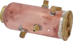 Kessel Domobar, koffer zylindresch Behälter mat Messinguschlëss an enger Flange um engen Enn.