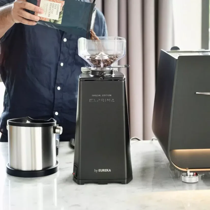 Čierny espresso mlynček na kávu Victoria Arduino Eagle One Prima.