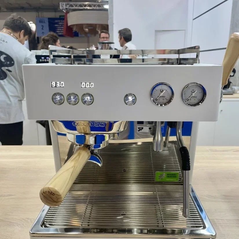 Haus-Espressomaschine Ascaso Baby T Plus in Cloud White, ideal für die Zubereitung von Cappuccino.