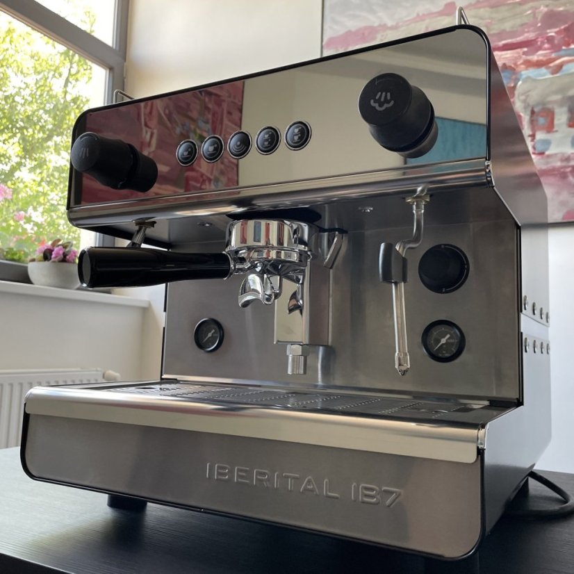 Classic design of a professional lever espresso machine IB7 Standard 1GR.
