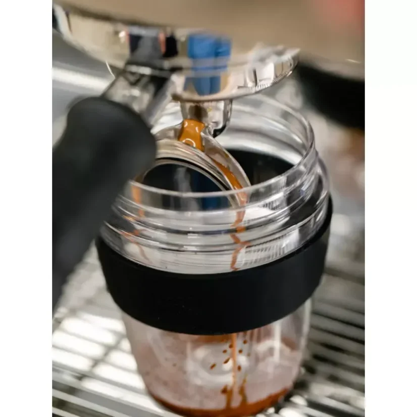 Praktický termohrnček s objemom 227 ml je ideálny na cestovanie a vychutnávanie kávy na cestách.