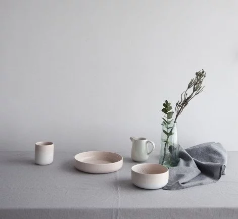 Mug en porcelaine blanche d'une capacité de 400 ml, fabriqué en céramique, idéal pour un usage quotidien.