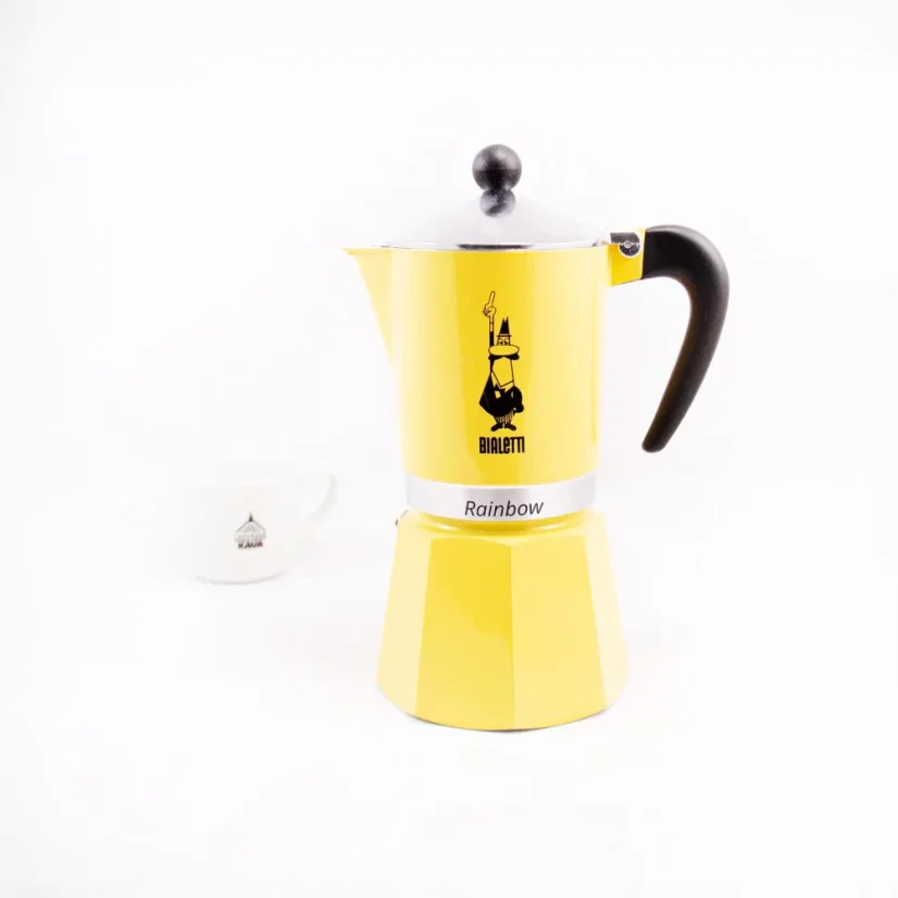 Bialetti Rainbow 6 de couleur jaune avec du café en arrière-plan