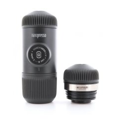 Reise-Kaffeemaschine Wacaco Nanopresso in Grau mit einem Adapter für Kapseln.